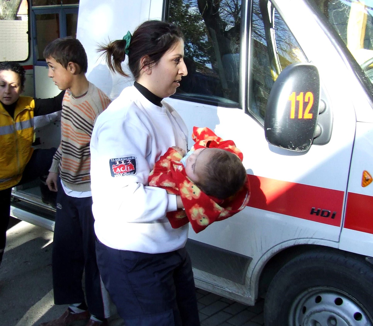 Boğazına Pilin Demir Aksamı Kaçan Çocuk Son Anda Kurtarıldı