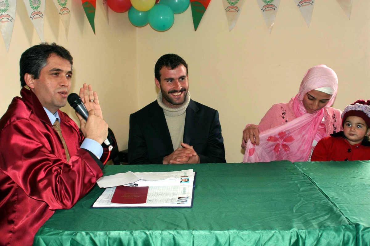 DTP'li Belediye Başkanı Kürtçe Nikah Kıydı