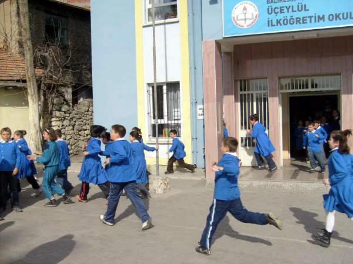 Dursunbey\'de İlköğretim Okulunda Sivil Savunma Tatbikatı
