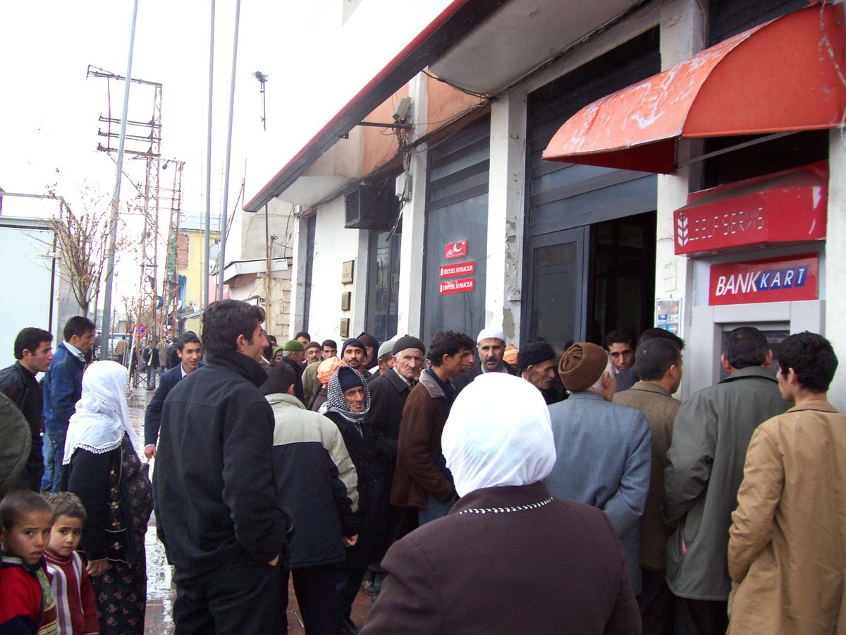 Patnos'ta Yaşlı ve Özürlülerin Maaş Çilesi