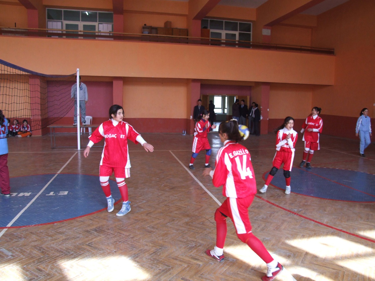 Elbistan'da İlköğretim Okulları Arası Voleybol Turnuvası Başladı