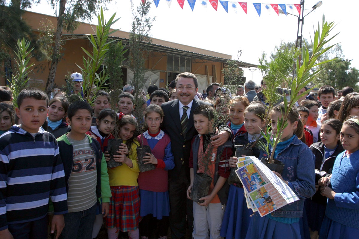 Seyhan Belediyesinin Fidan Dağıtımı