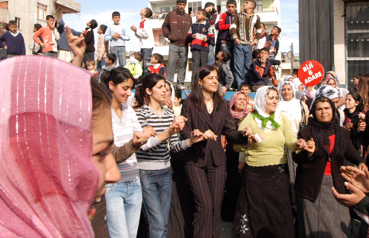 DTP Kadın Kolları Tarafından Düzenlenen Toplantı, Bölücü Örgüt Gösterisine Dönüştü