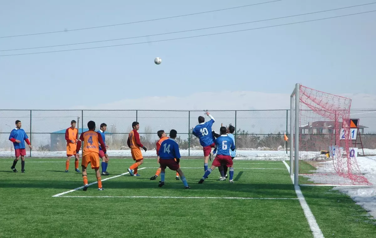 Erzurum'da Okullararası Gençler Futbol Grup Birinciliği Maçları Başladı