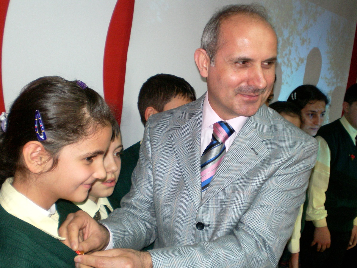 Vali Hüseyin Atak, Başarılı Öğrencilere Ödüllerini Verdi