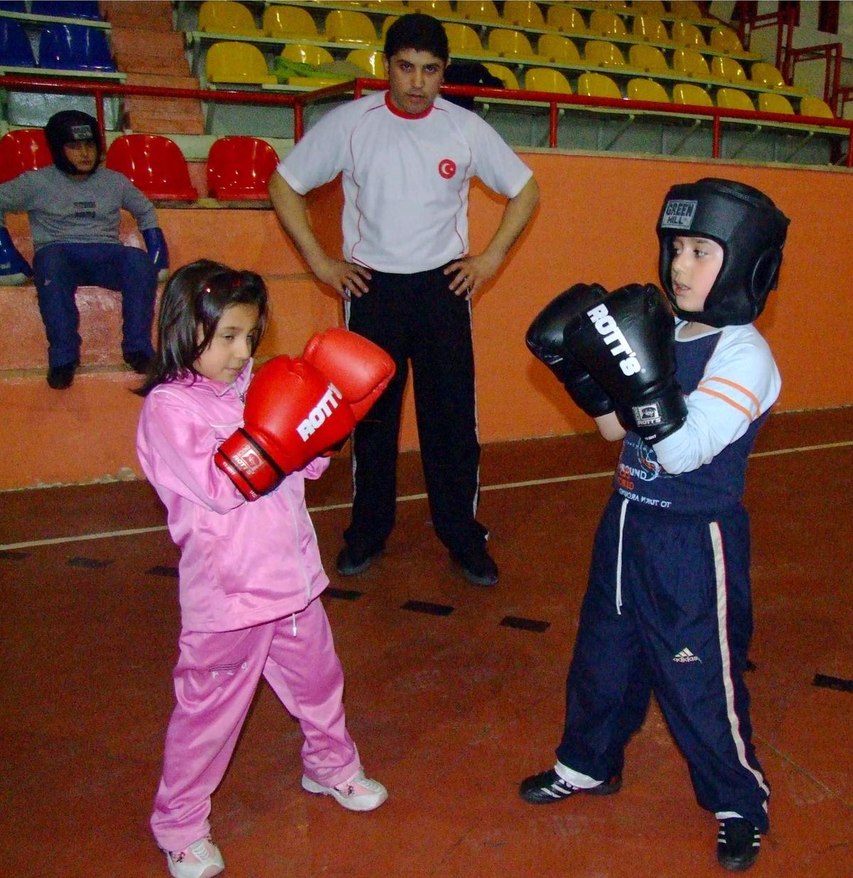 Minik Kardeşlerin Boks Merakı