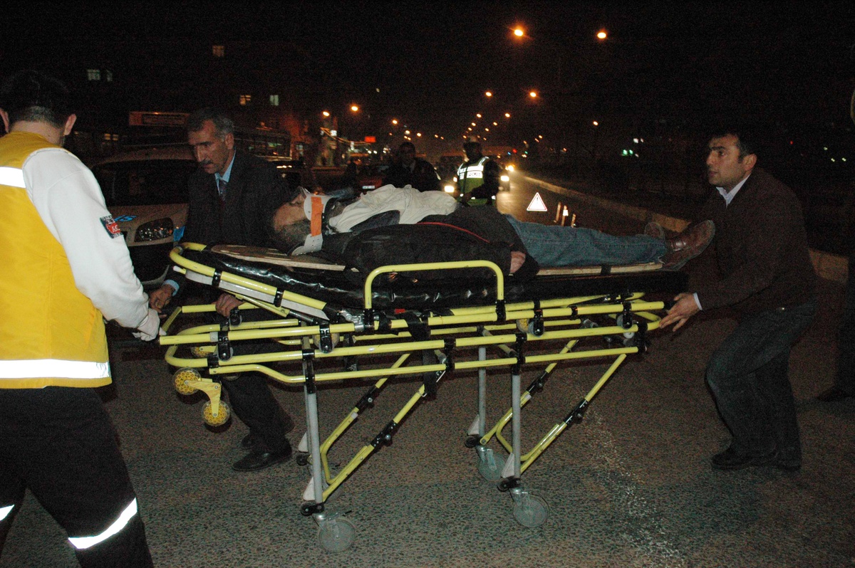 Refüje Çarpan Motosikletli Ağır Yaralandı