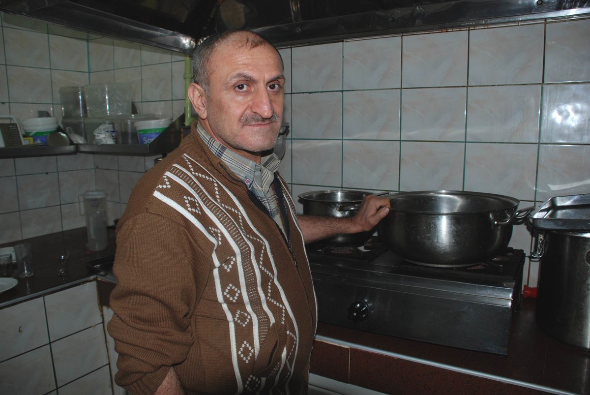 Üniversitedeki Kızlarını Okutabilmek İçin Bulaşıkçılık Yapıyor