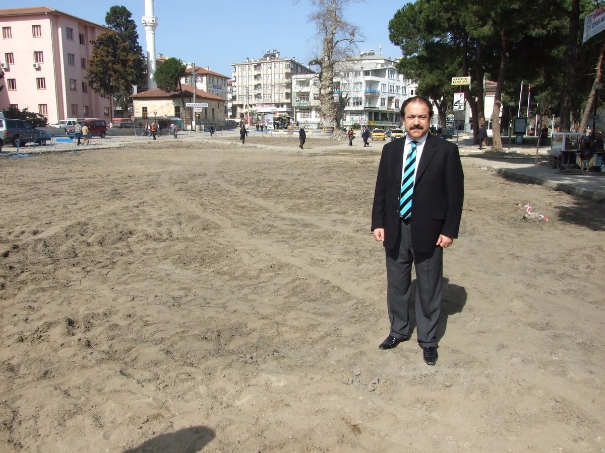 Ünye Cumhuriyet Meydanı'na İlk Kazma