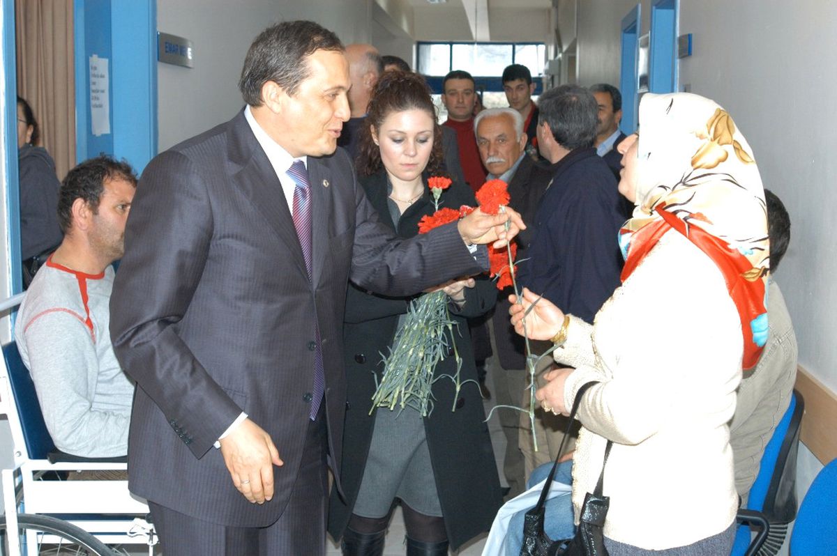 Başkan Torun'dan Bayanlara Karanfil