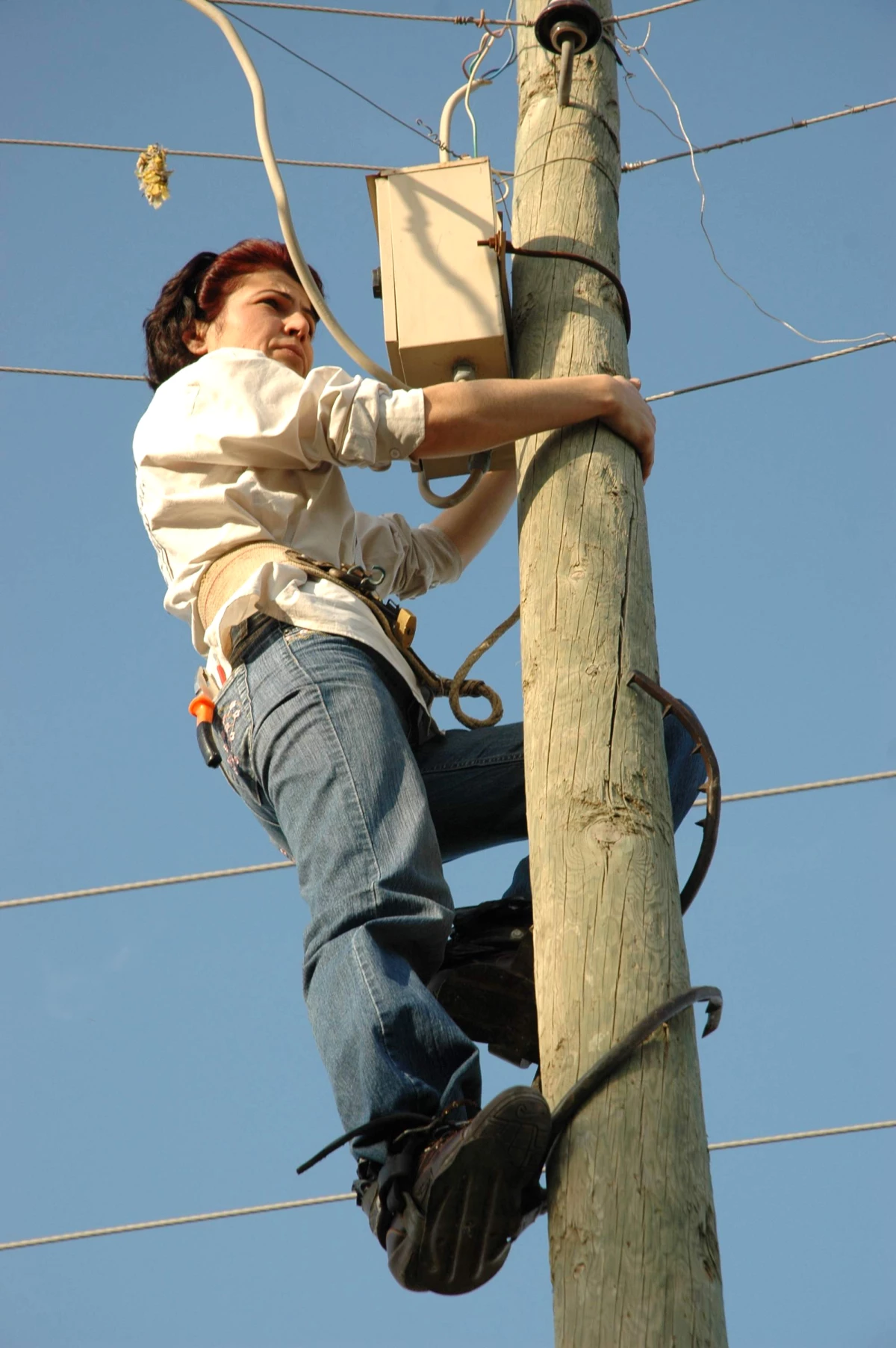 Elif Usta, "Elektrikçiyim" Diyen Erkeklere Taş Çıkarıyor