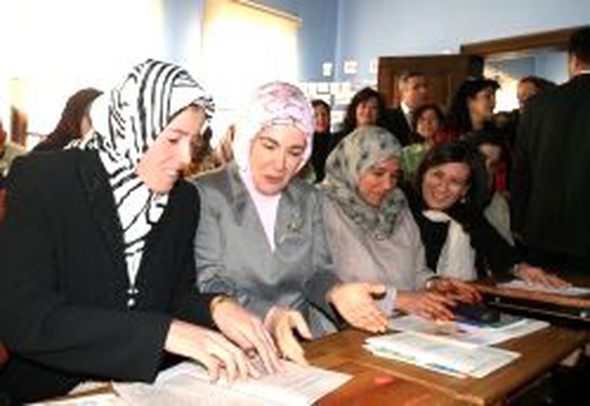 Emine Erdoğan Halı Dokudu