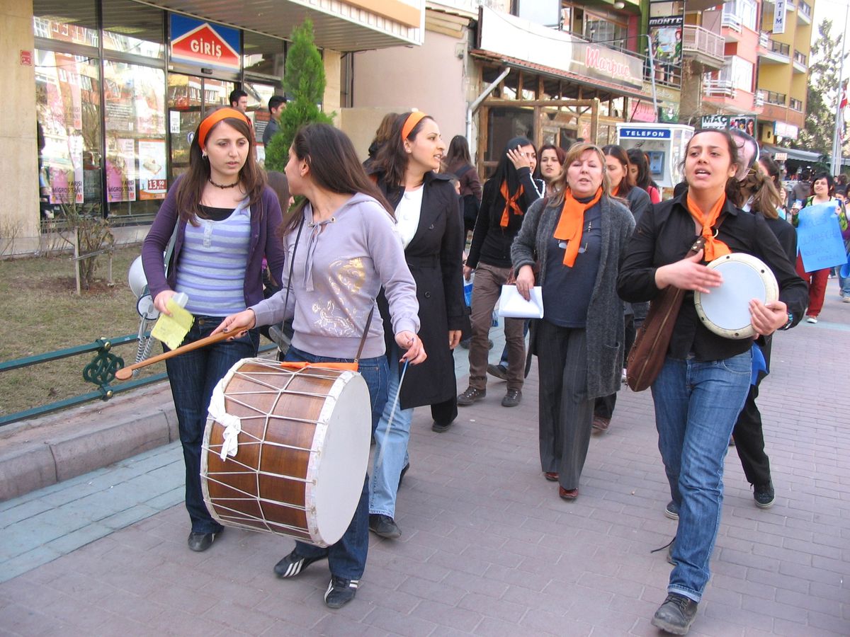 Kadınlardan Davullu Darbukalı Kutlama