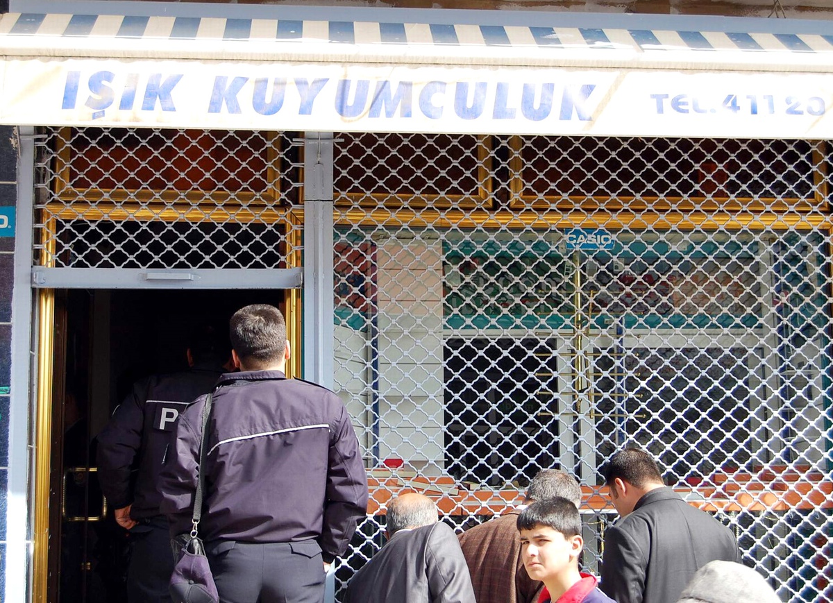 Kozluk'ta Kuyumcu Dükkanı Soyuldu