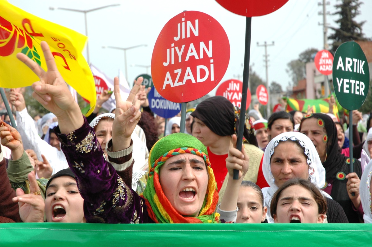Teröristbaşı Lehine Slogan Atan DTP\'li Kadınlara Bayraklı Tepki