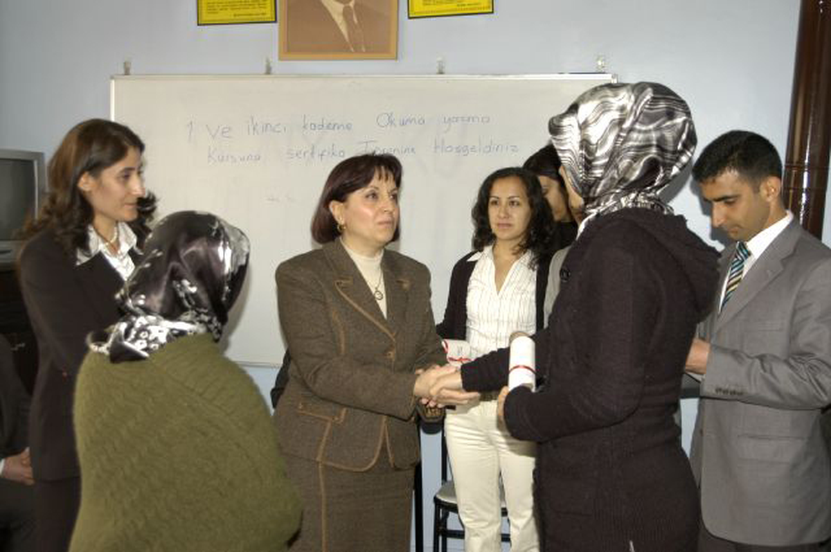 Diyarbakır Valisi'nin Eşi Gül Mutlu Okuma Yazma Kursunu Bitirenlere Sertifika Verdi