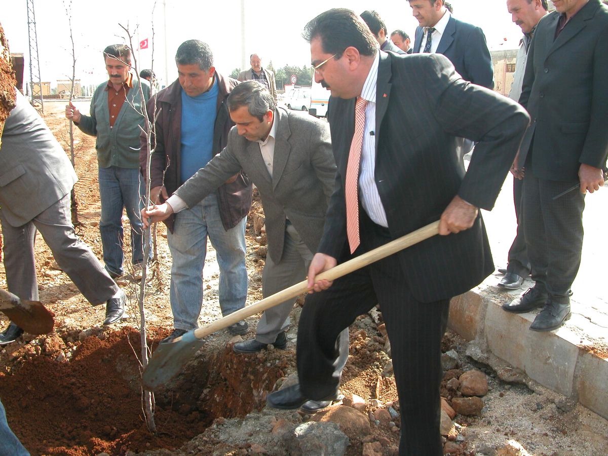 İslahiye'de Yeşillendirme ve Çiçeklendirme Çalışması