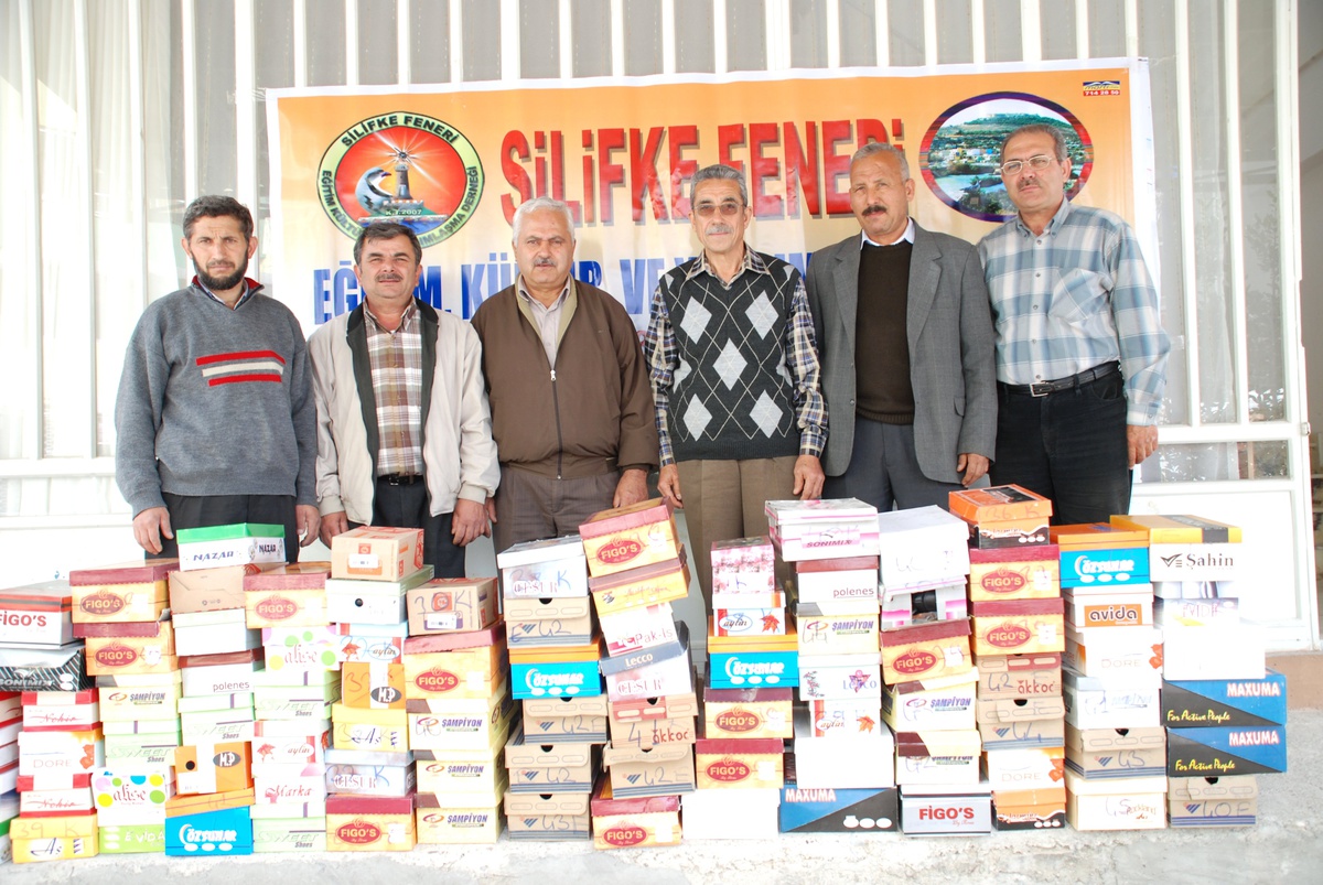 Silifke Feneri'nden Öğrencilere Ayakkabı Yardımı