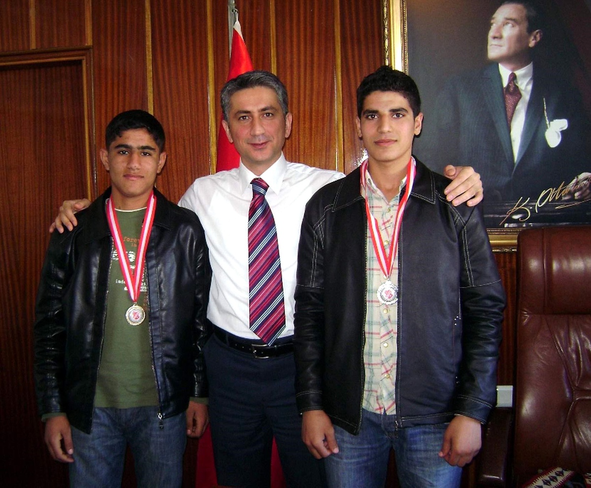 Cizre Kaymakamı Azcan Şampiyon Muay Thai Sporcularını Makamında Kabul Etti