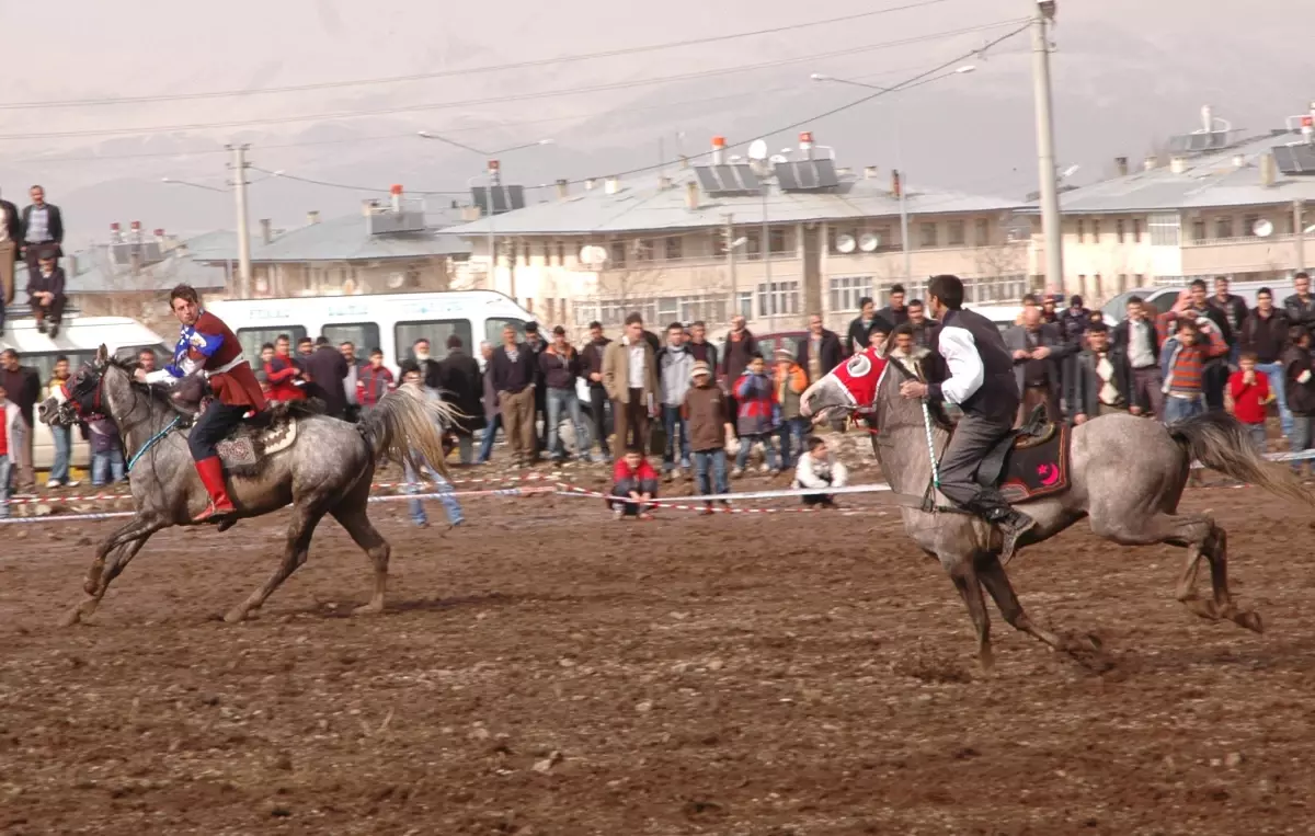 Erzurum\'da Düşe Kalka Cirit...