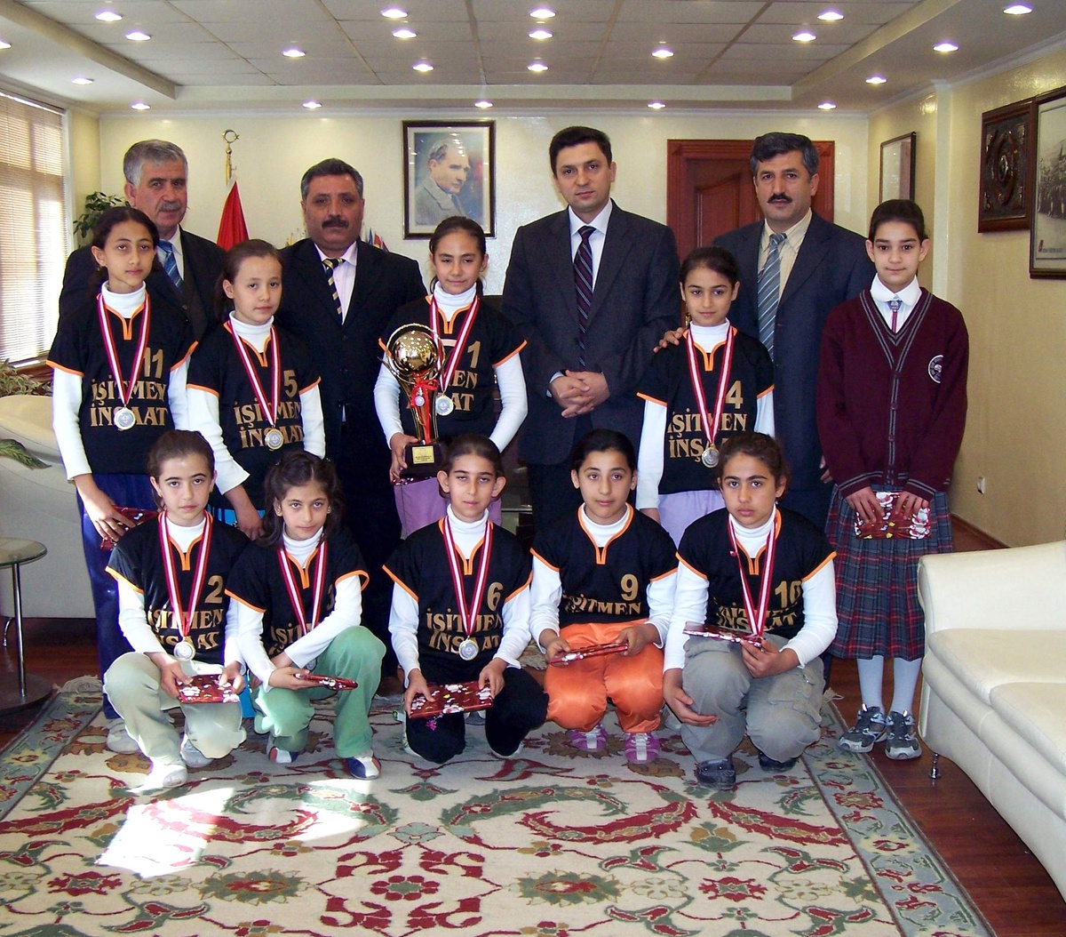 Kaymakam Şahin, Voleybol Takımına Kitap Hediye Etti
