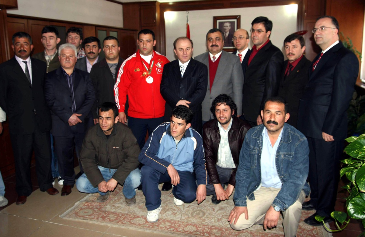 Niğde Valiliği'nden Avrupa İkincisi Engelli Milli Atlete Ödül