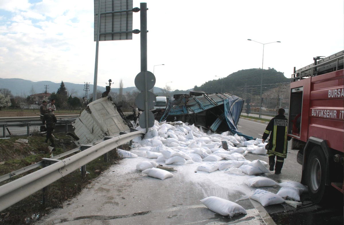 Direksiyon Başında Uyuya Kalınca Tırı Devirdi