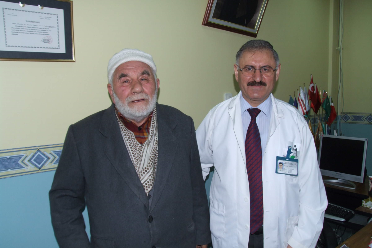Hayırsever Dede, Hastanede Tedavi Gören Mağdur Kişiye 500 YTL Yardımda Bulundu