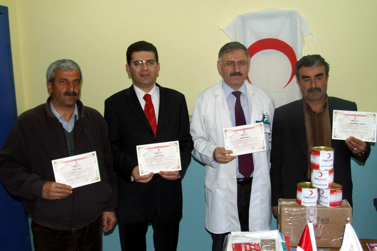 Kızılay Suşehri Şubesi Yetkilileri, Kurban Bağışlayan Hayırseverlere Teşekkür Belgesi Verdi