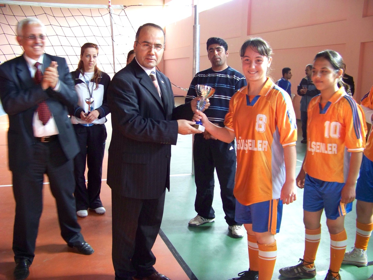 Mut'ta Yıldız Kızlar Voleybol Turnuvası'nın Şampiyonu Mareşal Fevzi Çakmak İlköğretim Okulu Oldu