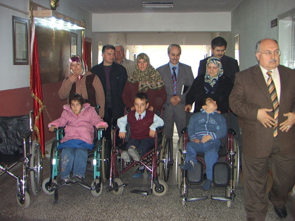 Gediz'de Engelli Çocuklara Tekerlekli Sandalye