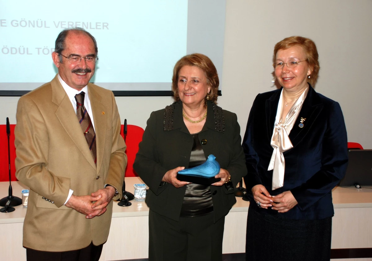 Profesör Sağlamer\'e "Yılın Başarılı Bilim Kadını" Ödülü