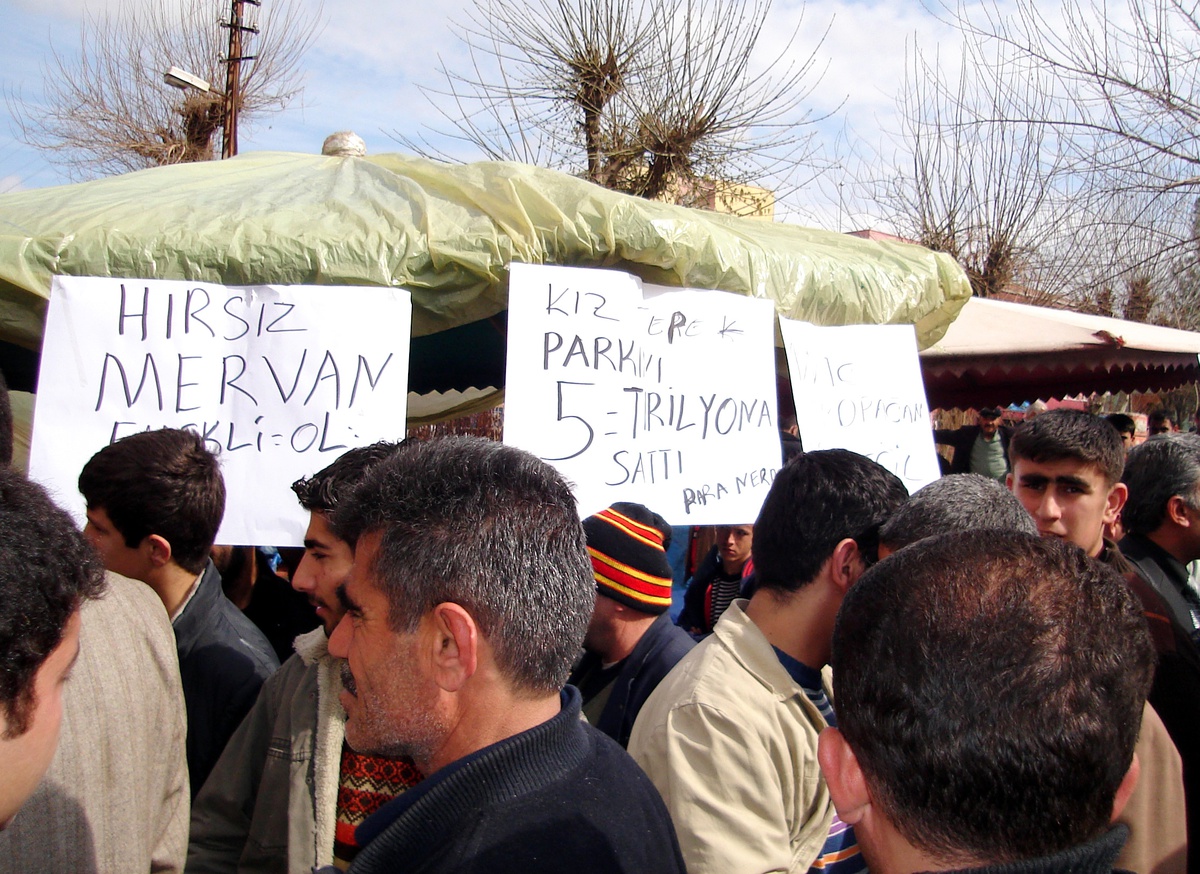 Siirt Belediye Başkanı Mervan Gül, Sabit Semt Pazarlarına Geçmek İstemeyen Pazarcıların Protesto Eylemi Nedeniyle Suç Duyurusunda Bulundu