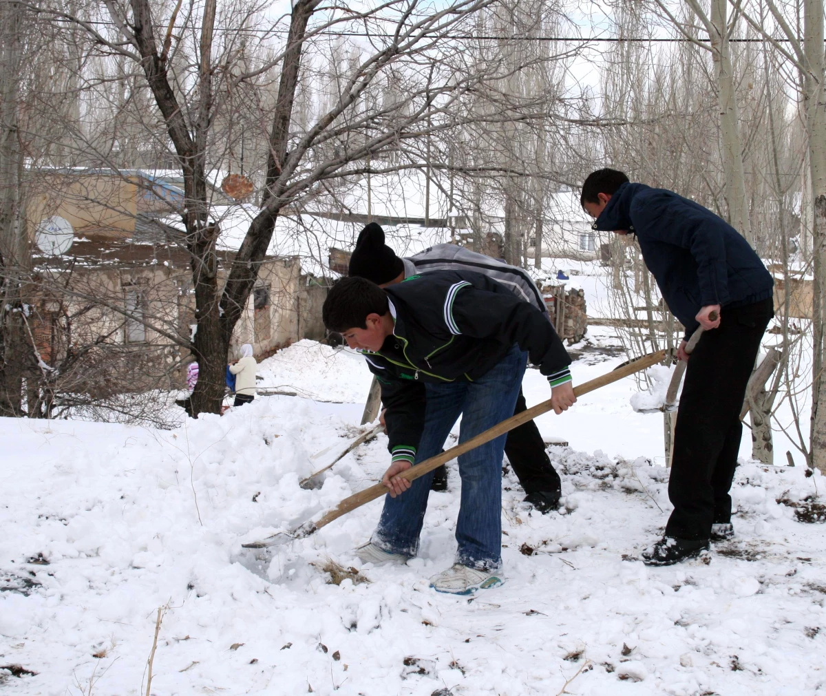 Doğu\'da Kar Yağışı Nedeniyle 185 Köy Yolu Yeniden Ulaşıma Kapandı