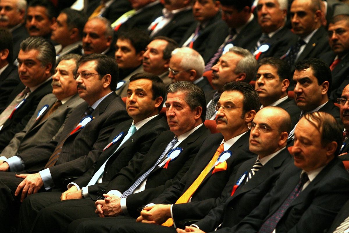 Eski TBMM Başkanı Arınç, AK Parti'nin Kapatılmasına İlişkin Davayla İlgili Soruları Yanıtsız Bıraktı