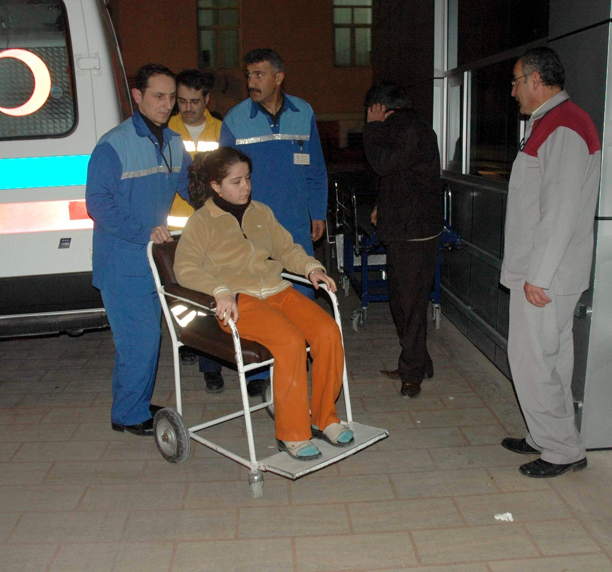 Kollarını Kesip Fare Zehri İçerek İntihara Teşebbüs Etti