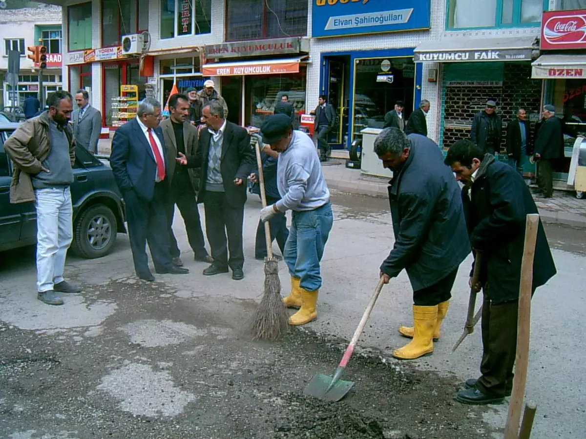 Suşehri\'nde Asfalt Yama Çalışmalarına Başlandı