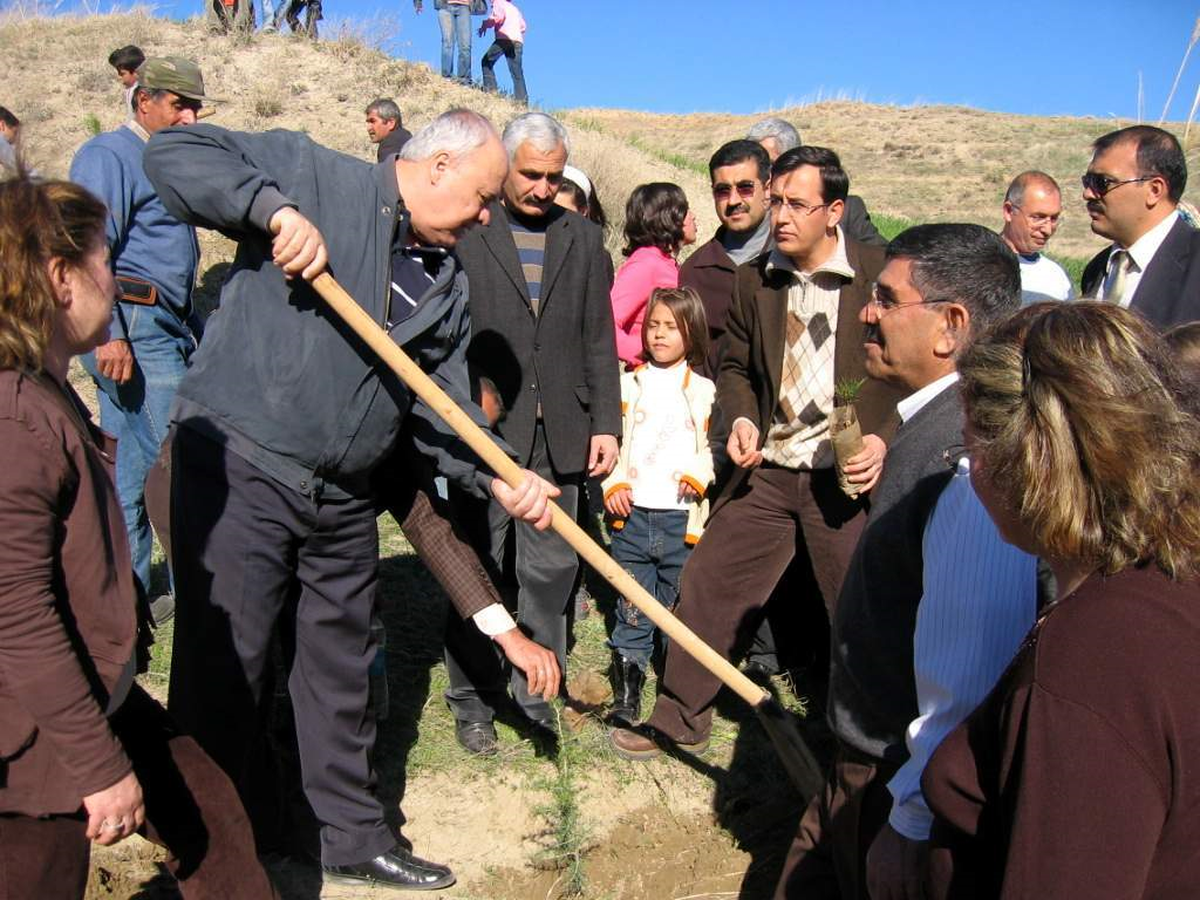 Gönüllü Anneler ve Çocuklar Fidan Dikti