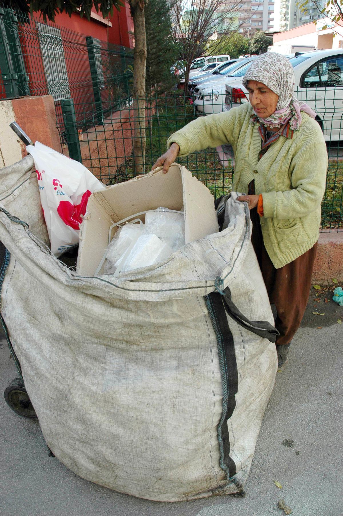 Hacer Nine, Askerdeki Oğluna Harçlık Gönderebilmek İçin Çöpten Kağıt Topluyor