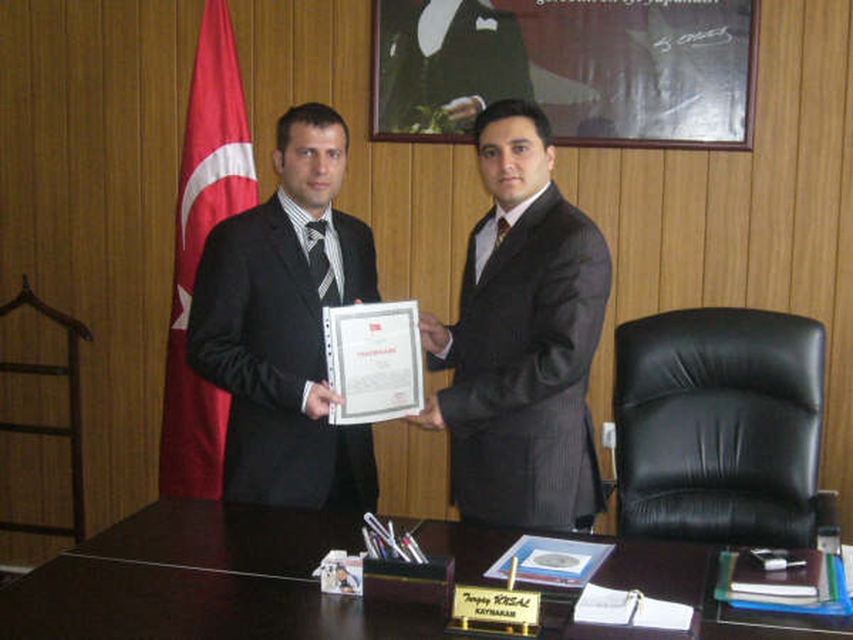 Kaymakamdan Ünsal Emniyet Amiri Mustafa Aksu'ya Takdirname Verdi