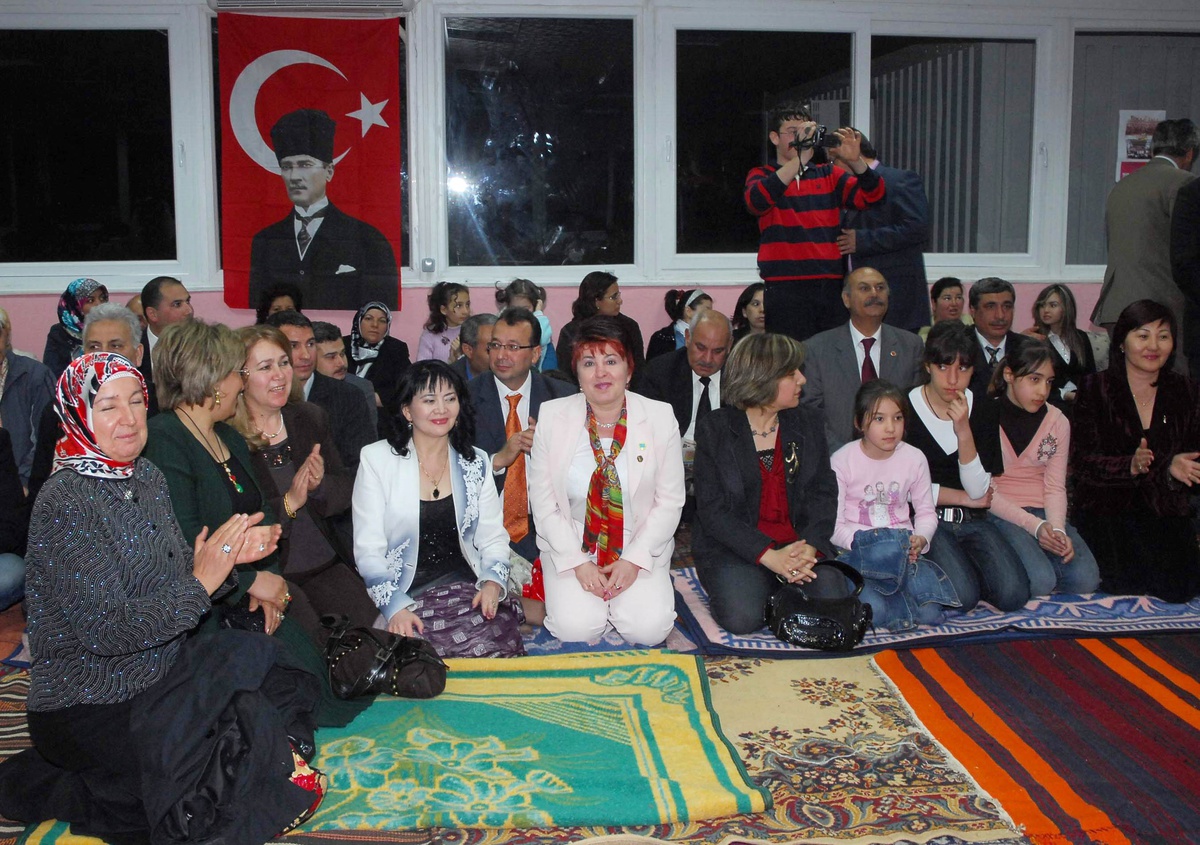 Kazak İş Kadınları Sıra Gecesinde