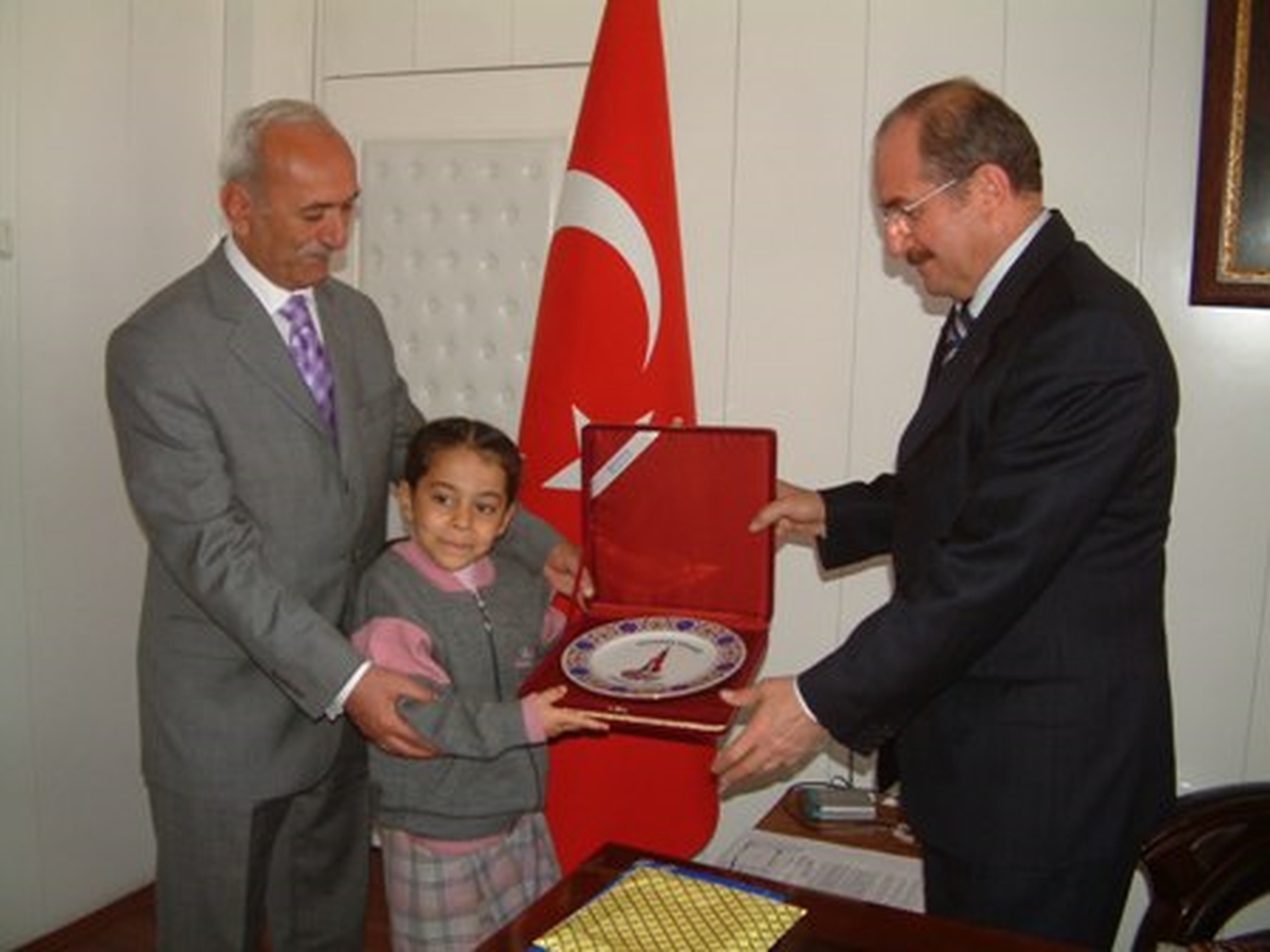 Kütahya Vali Kocatepe, İstiklal Marşı'nı Ezbere Okuyan Öğrenciyi Ödüllendirdi