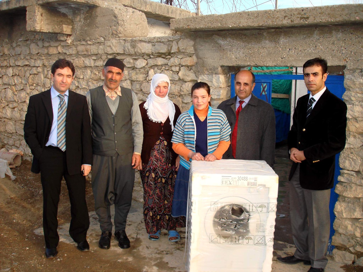 Lice'de Okula Kazandırılan Kız Öğrencinin Ailesine Çamaşır Makinesi Alındı