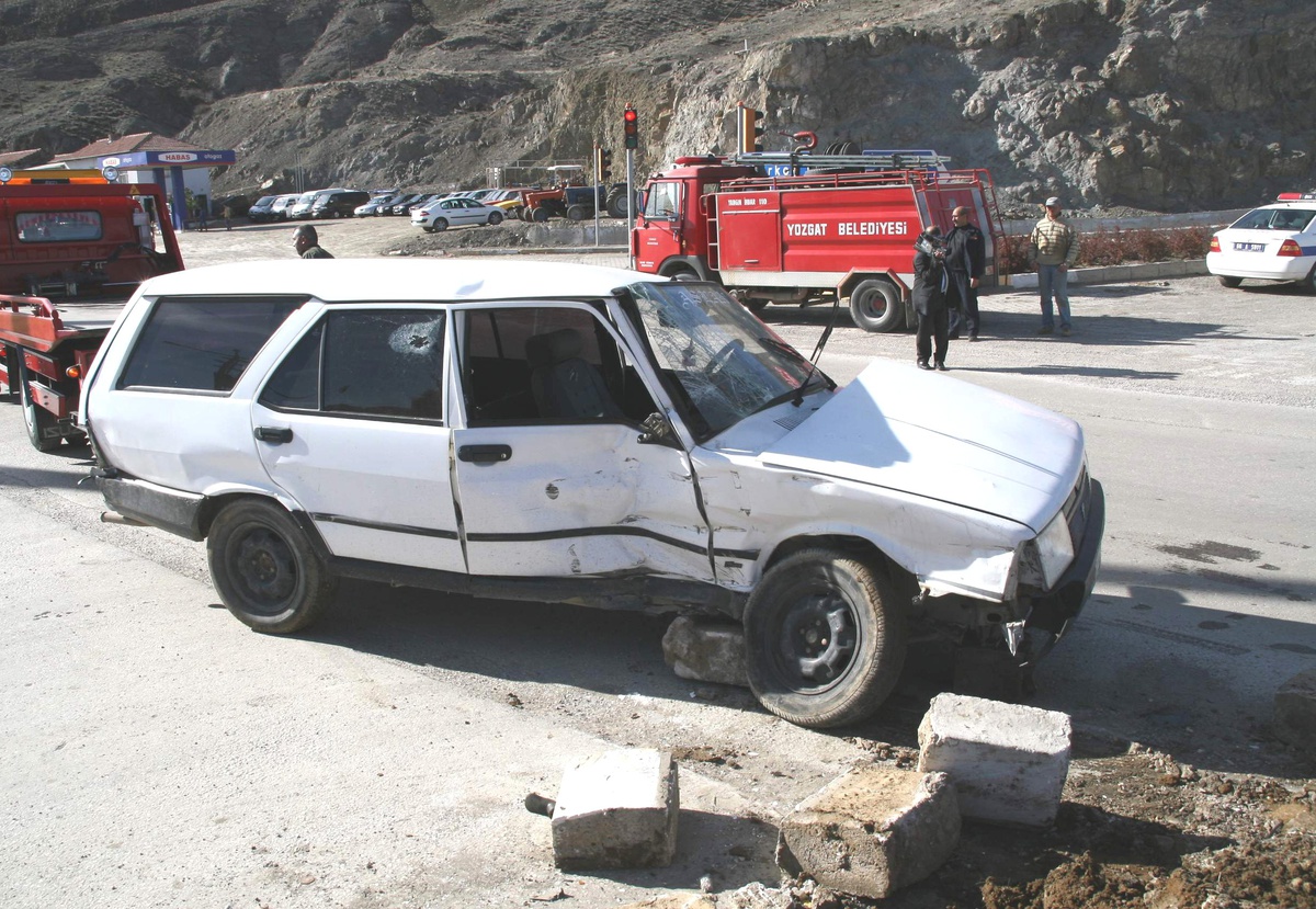 Minibüs ve Otomobil Çarpıştı: 4 Yaralı