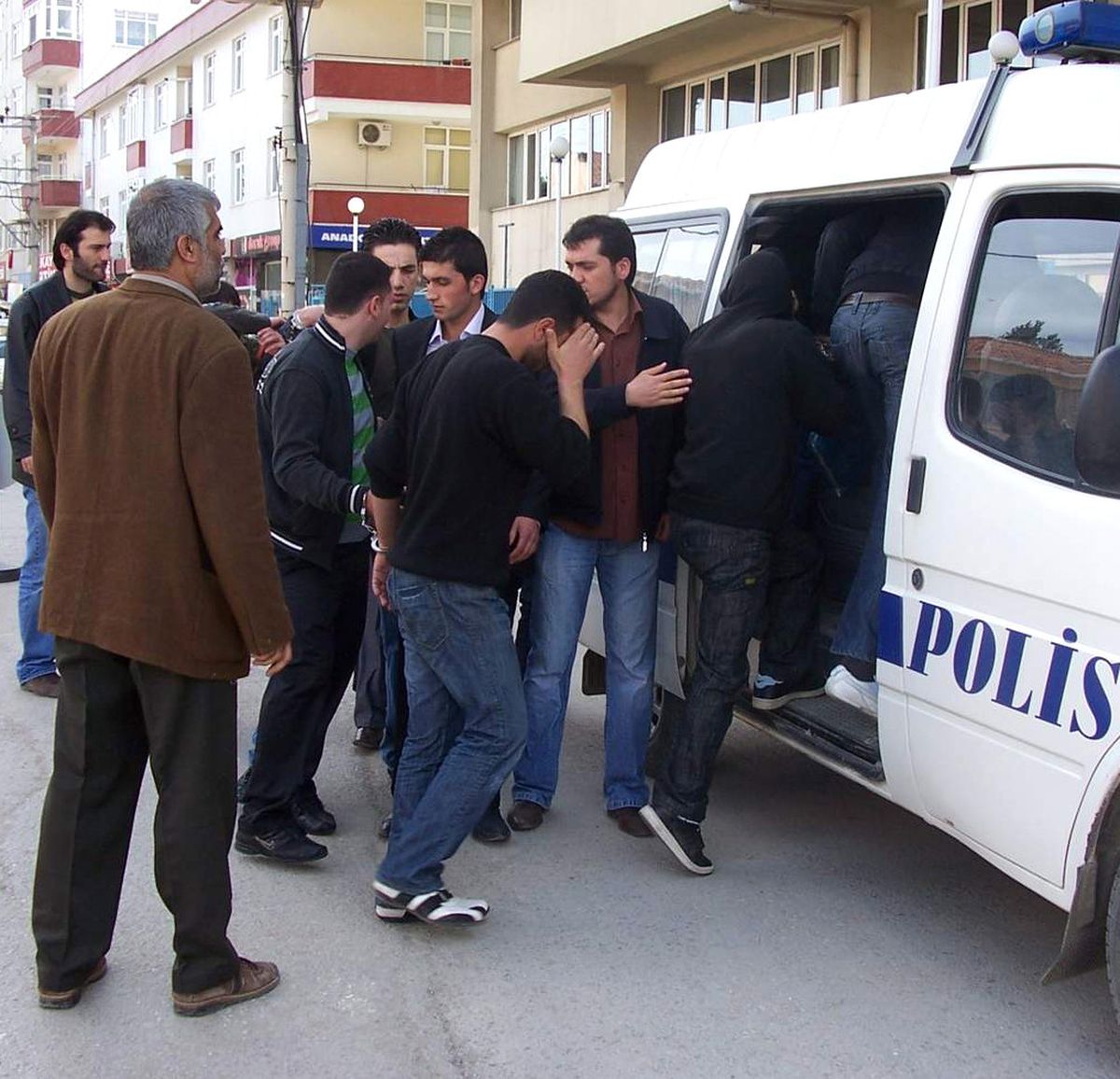 'Poyraz' Operasyonunda 16 Gözaltı