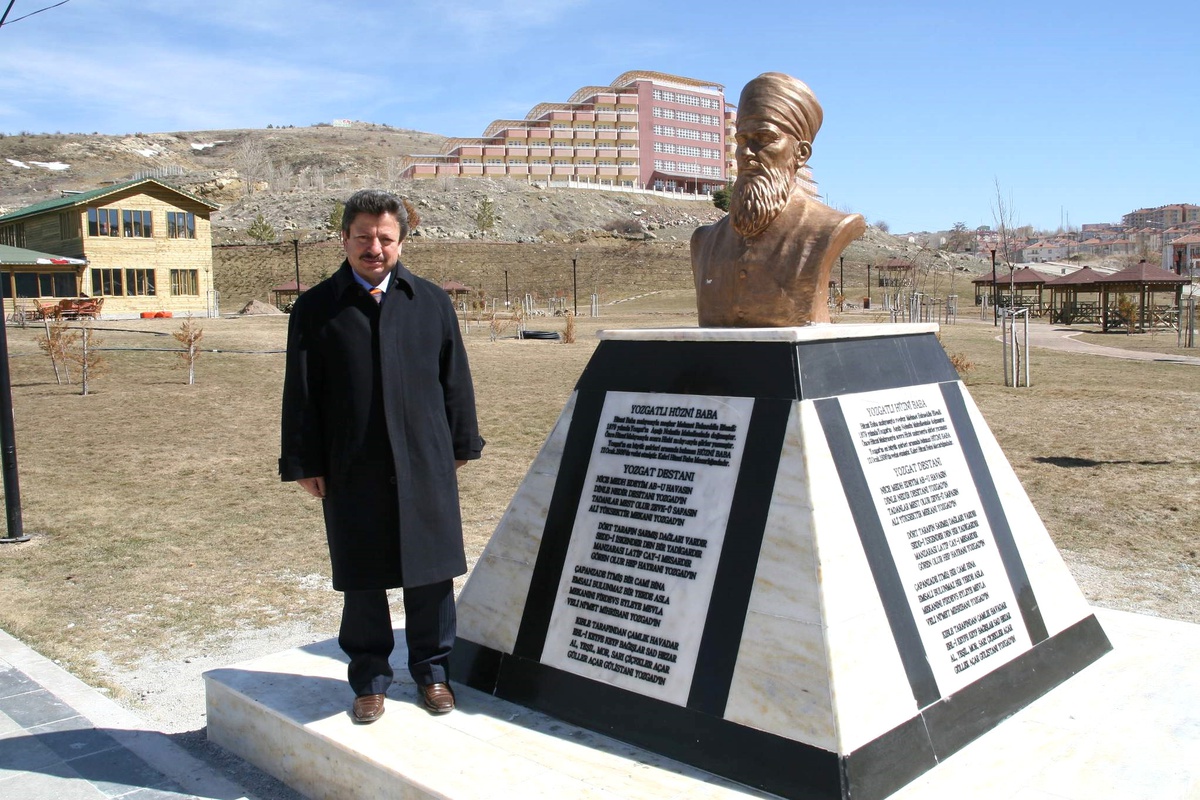 Yozgat Belediyesi Yozgat'ta Yetişen Ünlülerin Büstlerini Parklara Dikiyor