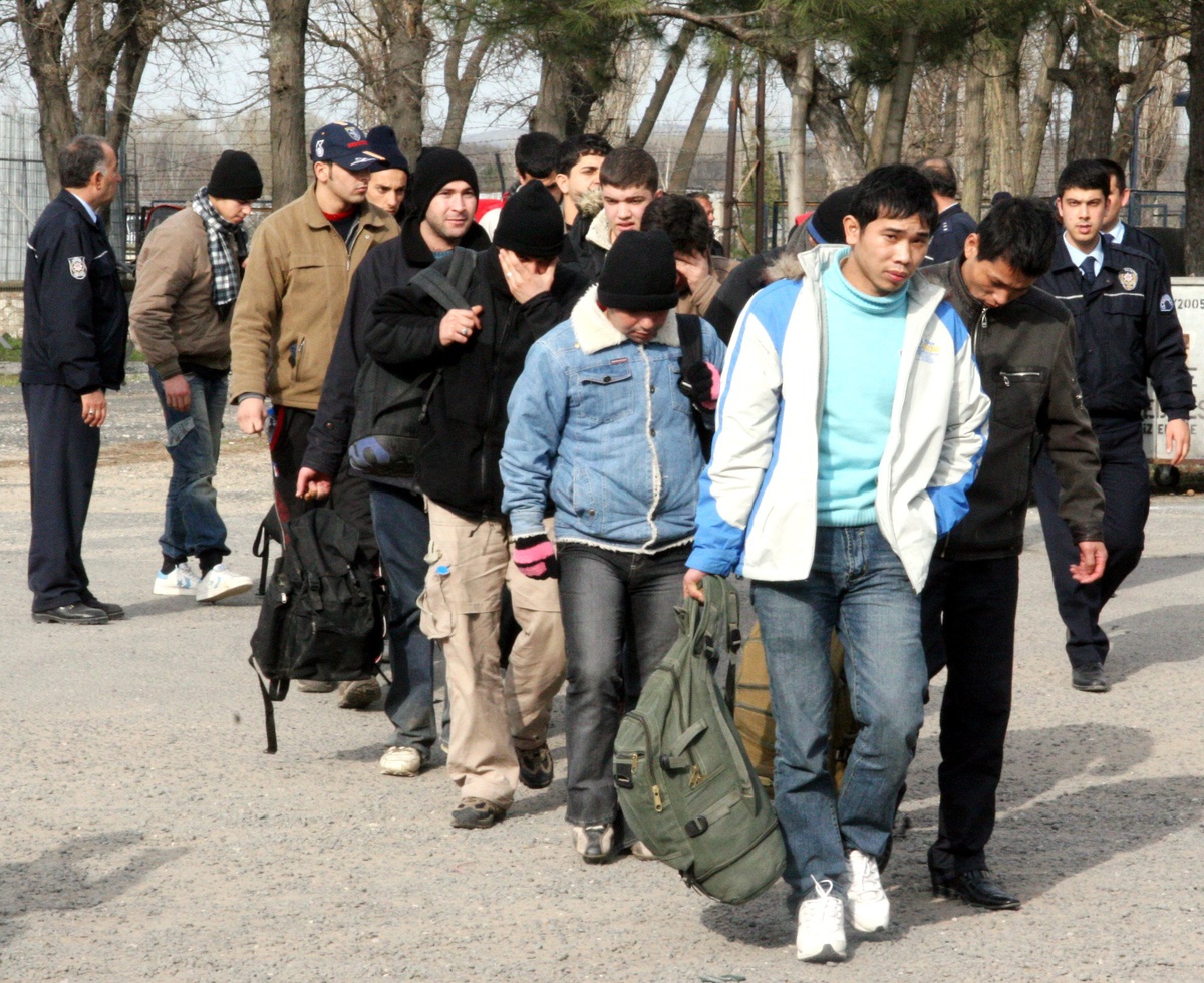 Edirne'de 8 Ayrı Ülke Vatandaşı 200 Kaçak Sınırdışı Edilmeyi Bekliyor