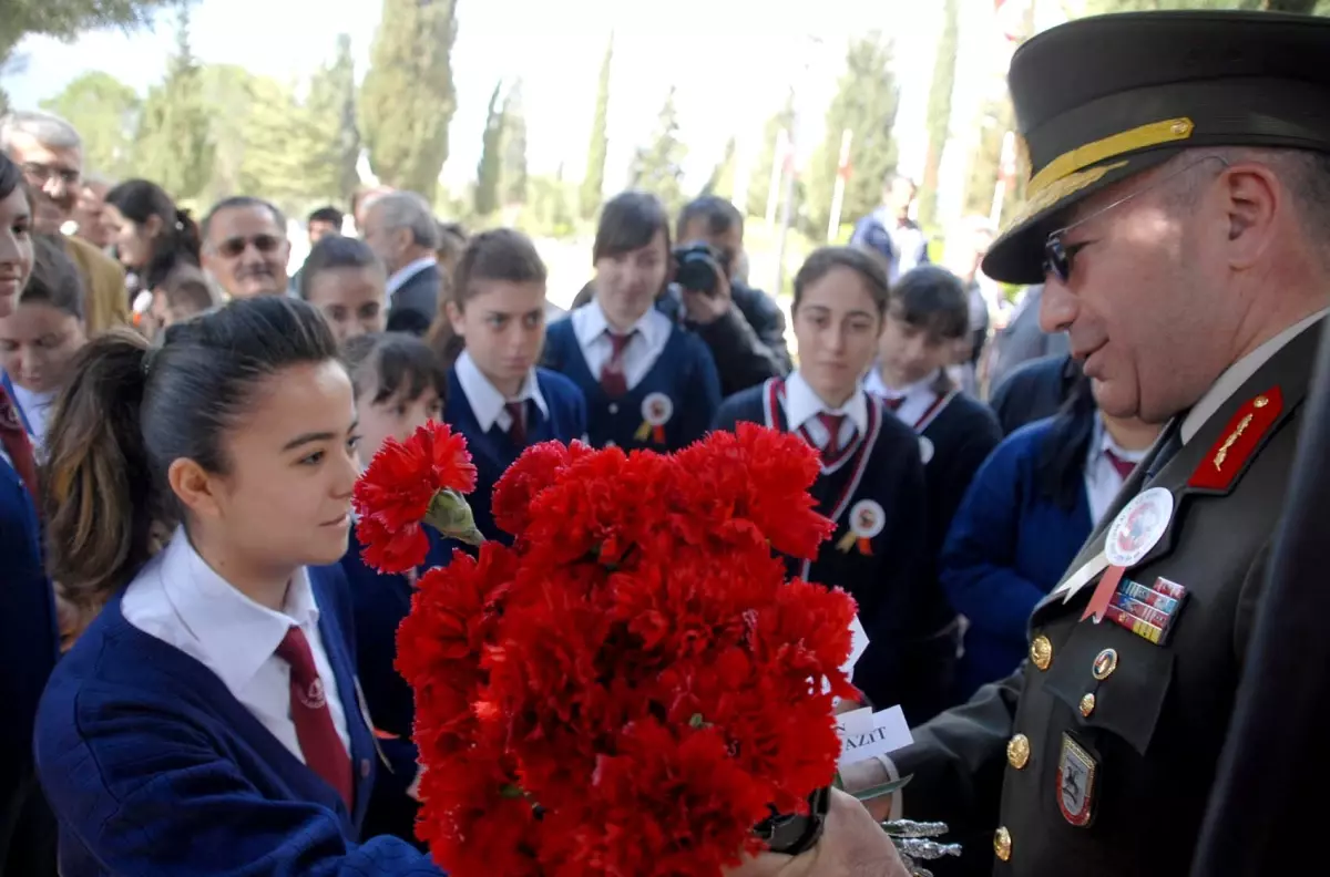 Şehitliğe Gelen Öğrenciler, Tugay Komutanı\'na Moral Verdi