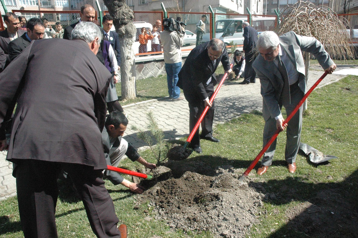 Aydınlık Evler Lisesinden Güneş Harekatı Şehitleri Adına Fidan