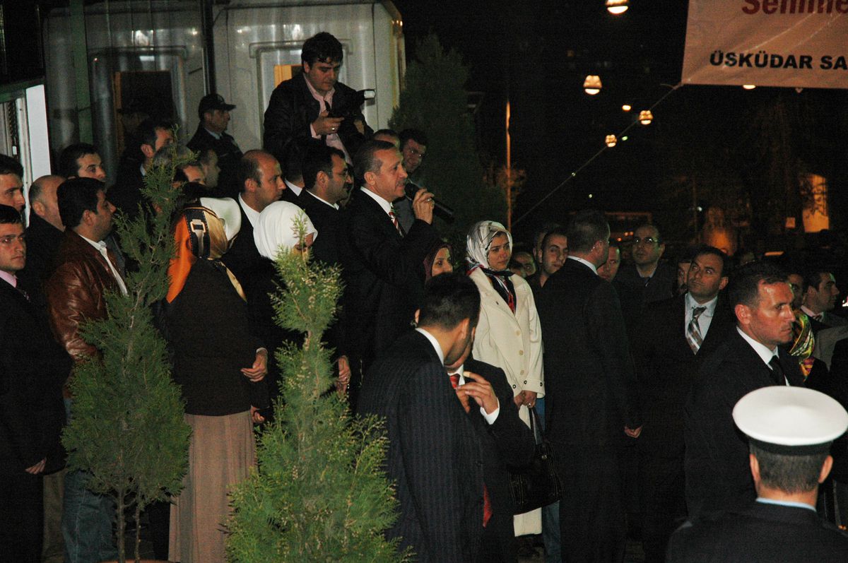 Başbakan Erdoğan, Komşuları Tarafından Tezahüratlarla Karşılandı